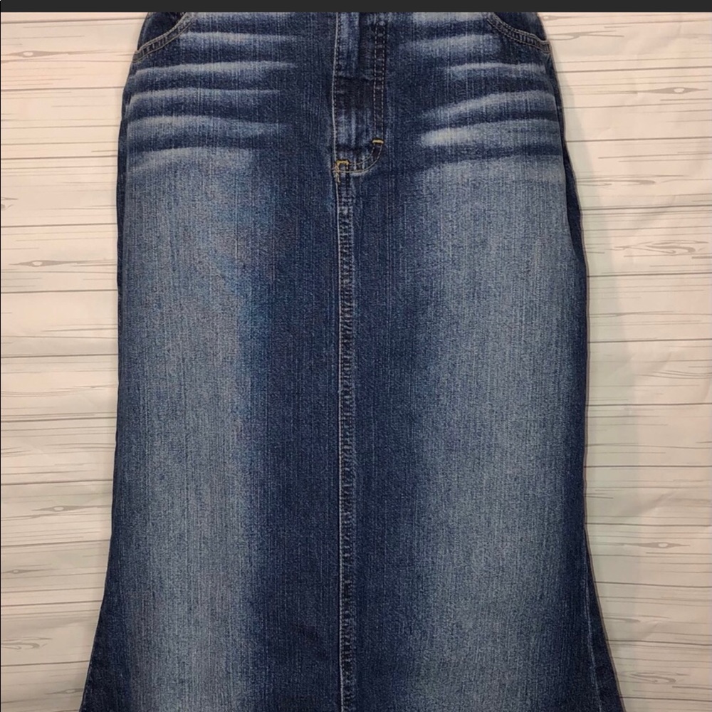 Maxi Jeanolgy denim skirt.